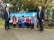 Mark Baker, CSSC and Barry Mulholland, Education Authority with pupils from Knockbreda Nursery School