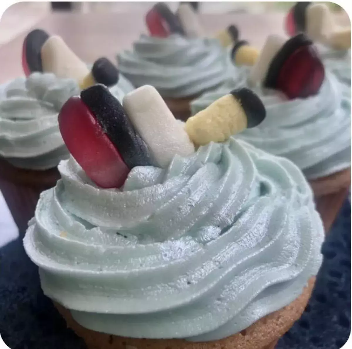 Strandtown PS Lola's Titanic cupcakes